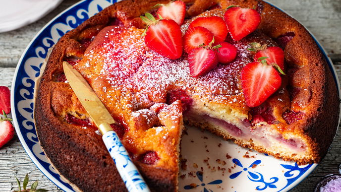 Back-Trend 2026: Warum dieser Erdbeer-Joghurt-Kuchen der saftigste der Saison ist