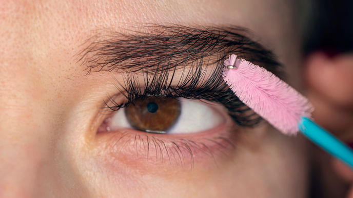Wimpernlifting ab 50: Lohnt sich das Treatment wirklich oder reicht eine gute Bürste?