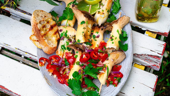 Vegetarisches Grill-Highlight: Kräuterseitling-Spieße mit einer herrlich frischen Tomaten-Salsa