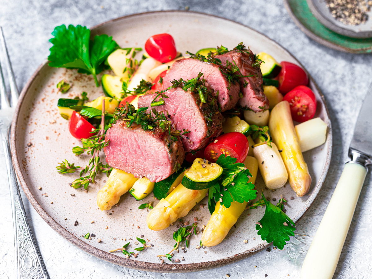 Lammrücken mit Tomaten-Spargel