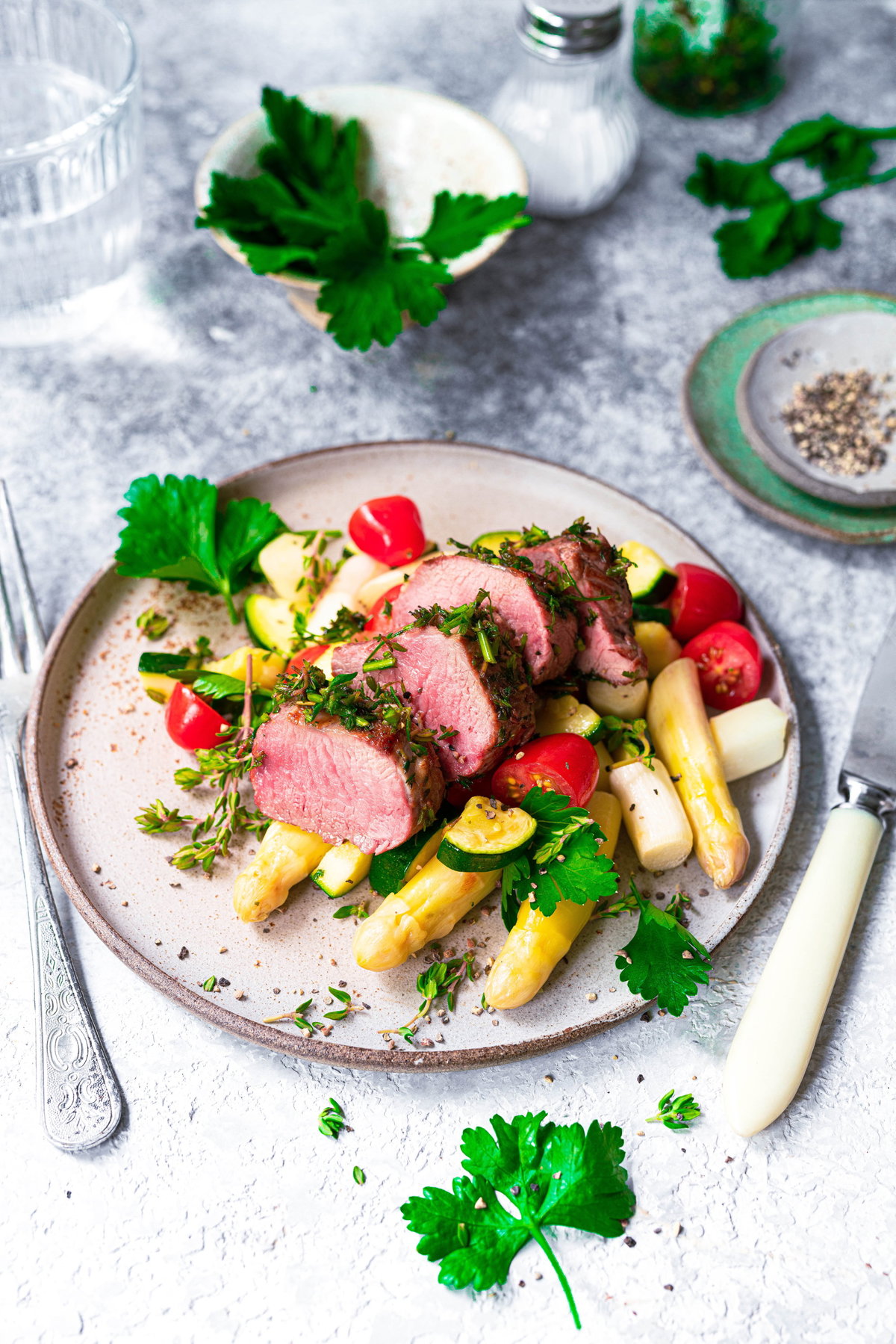 Lammrücken mit Tomaten-Spargel