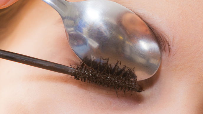 Vergessen Sie die Wimpernzange! Warum Beauty-Profis jetzt nur noch diesen Teelöffel-Trick nutzen