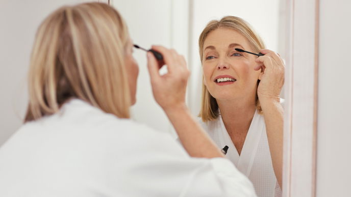 Härter als gedacht? Warum Profi-Visagisten Frauen ab 50 jetzt zu dieser speziellen Mascara-Farbe raten