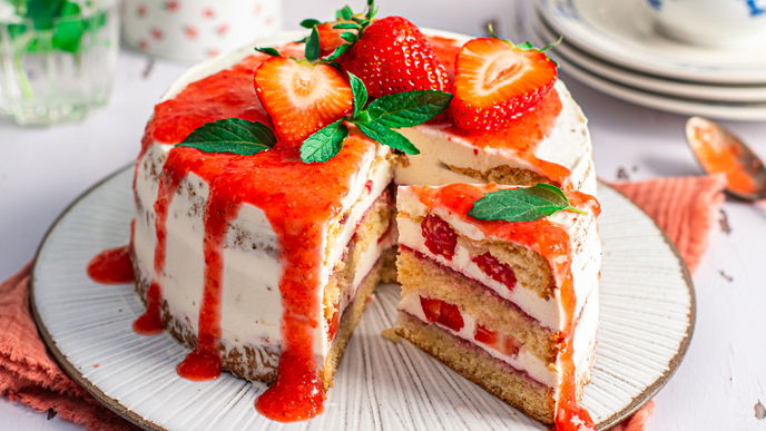 Bye-bye Buttercreme: Diese Skyr-Erdbeer-Torte setzt neue Maßstäbe