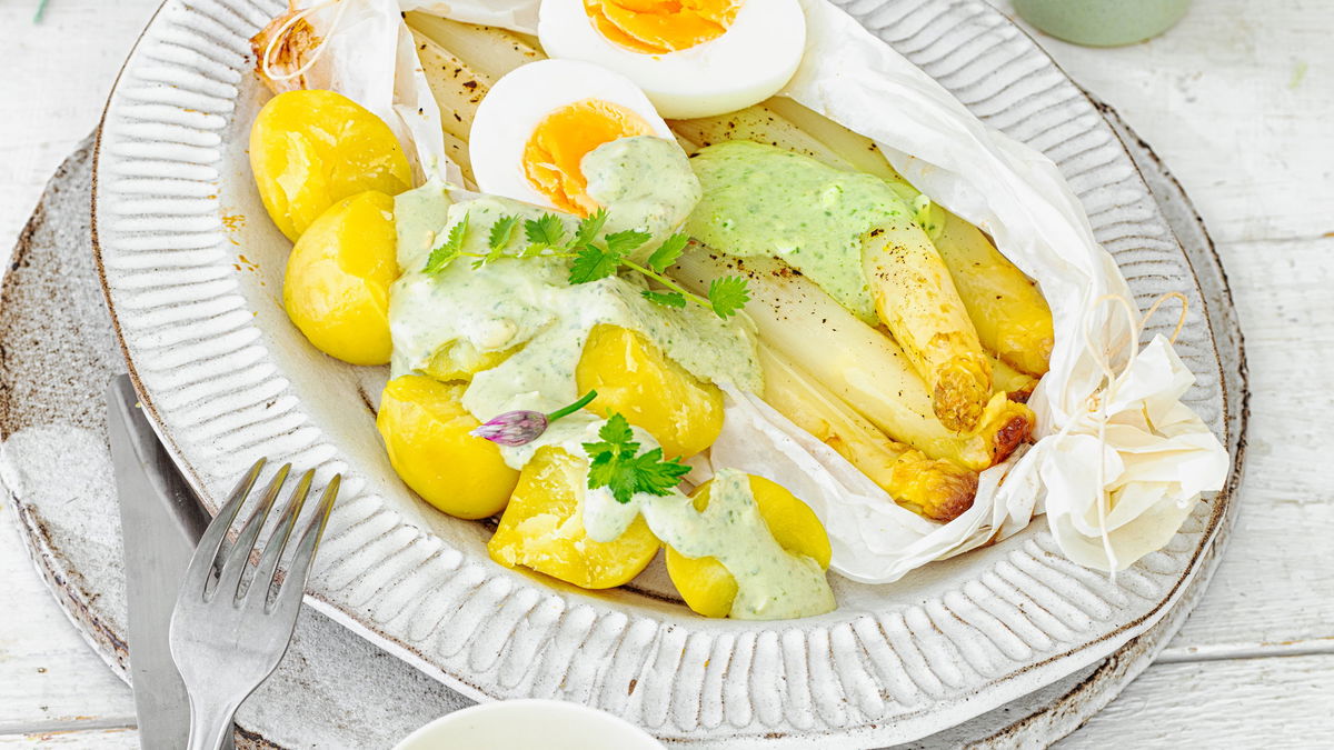 Ofenspargel mit Frankfurter Grüner Sauce: Die aromatische Alternative zum Klassiker aus dem Topf