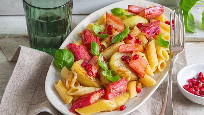 Pasta mit Rhabarber-Kohlrabi-Gemüse: Die perfekte Kombi für leichte Frühlingstage in 30 Minuten