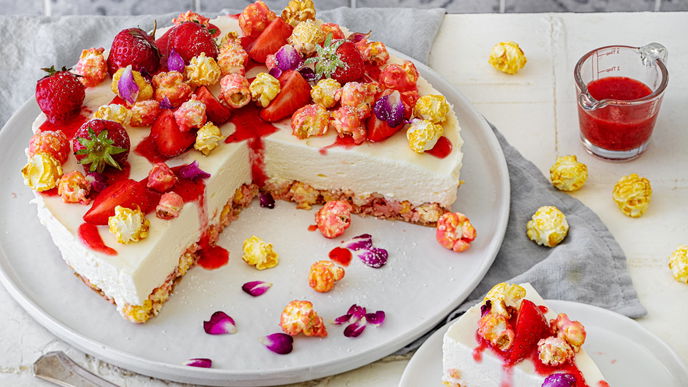 Knusper-Trend 2026: So raffiniert schmeckt unsere Popcorn-Torte mit Erdbeeren