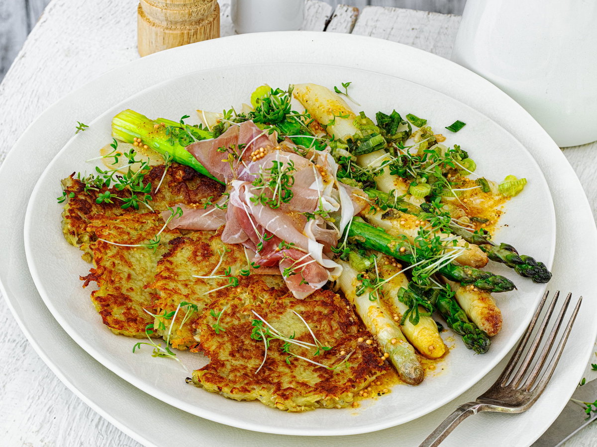 Reibekuchen mit Spargel