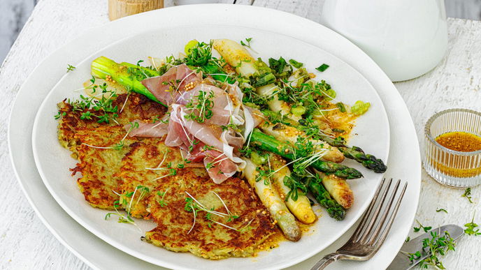 Saison-Highlight: So gelingen rheinische Reibekuchen mit Spargel & Schinken perfekt