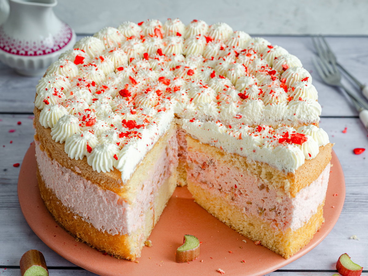 Rhabarber-Biskuit-Torte