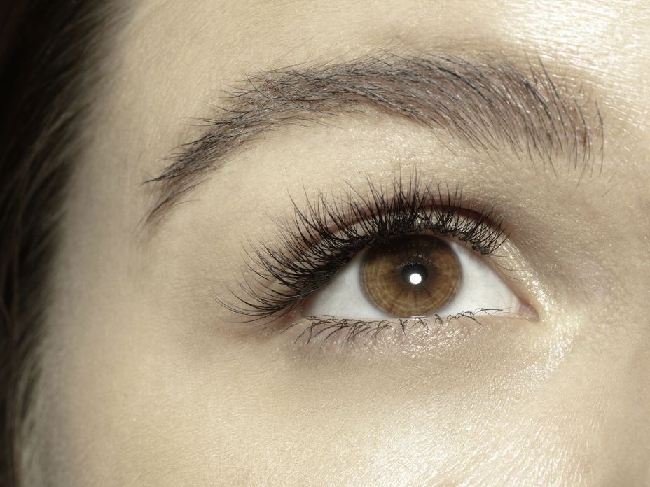 Frau mit langen Wimpern