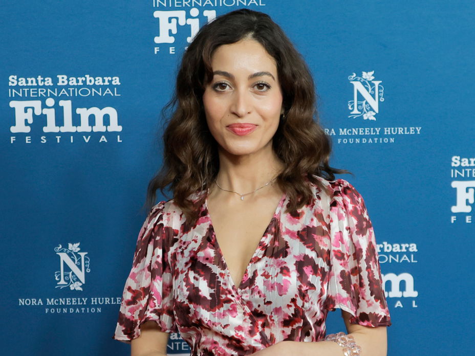 Sabrina Amali vor blauem Hintergrund