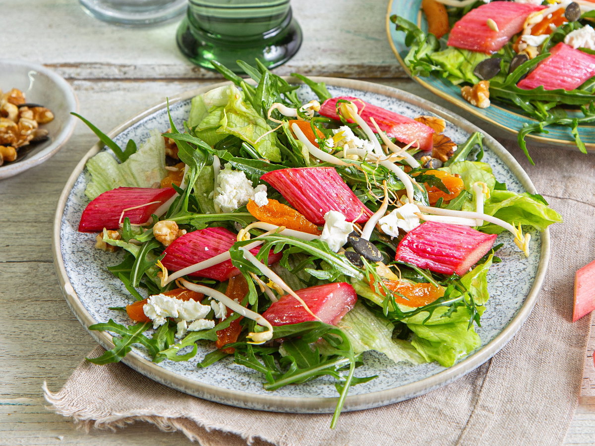 Blattsalat mit Ofenrhabarber
