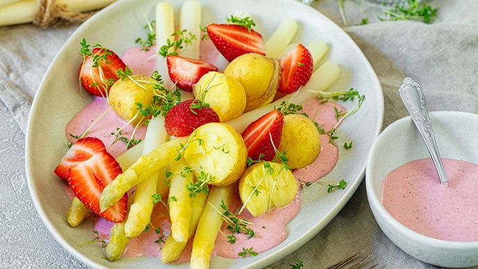 Vergessen Sie Hollandaise: Probieren Sie Spargel & Kartoffeln mit Erdbeer-Chilisauce
