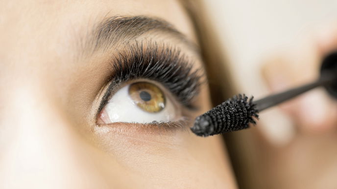 Zick-Zack-Methode 2.0: Mit diesem Profi-Trick holen Sie 70% mehr Volumen aus Ihrer Drogerie-Mascara heraus