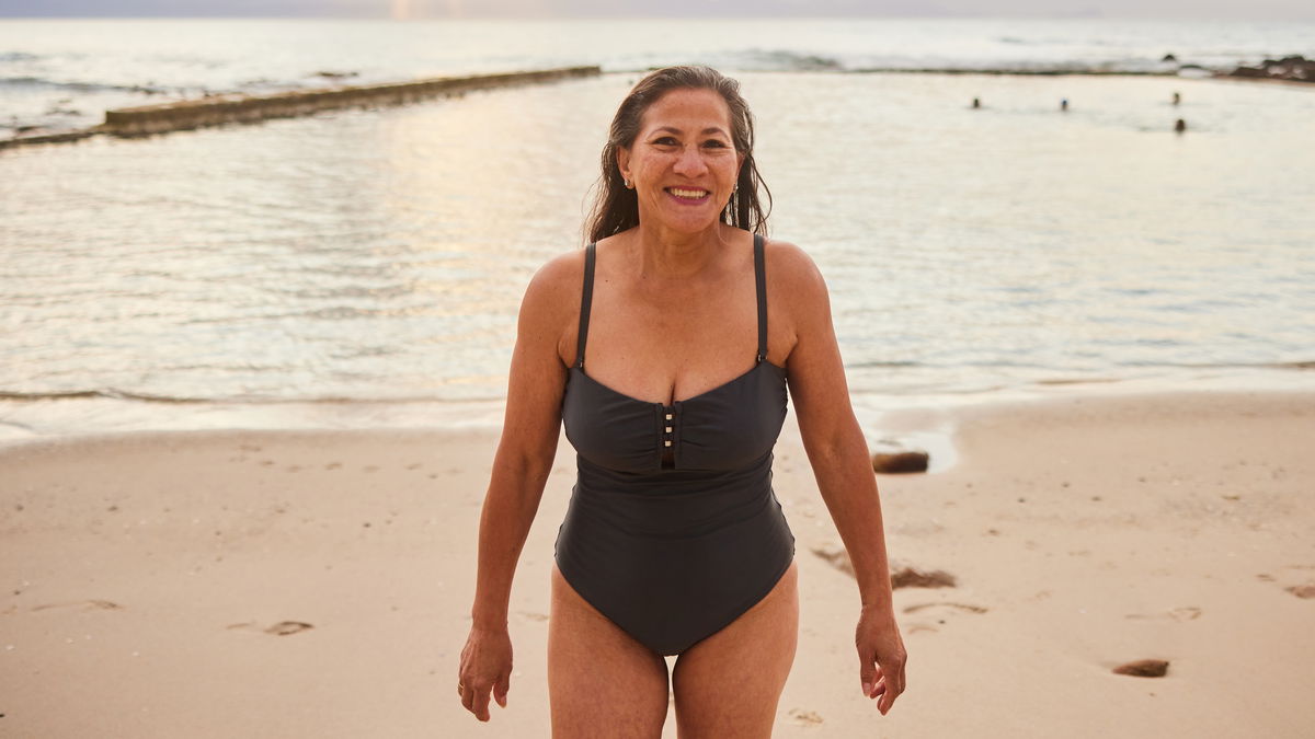 Flacher Bauch im Handumdrehen: Diese Badeanzug-Trends 2026 zaubern die perfekte Silhouette