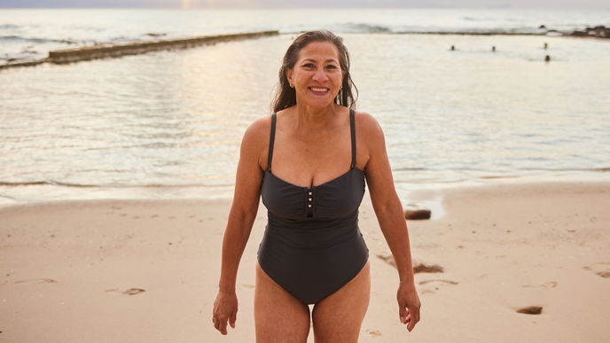Flacher Bauch im Handumdrehen: Diese Badeanzug-Trends 2026 zaubern die perfekte Silhouette
