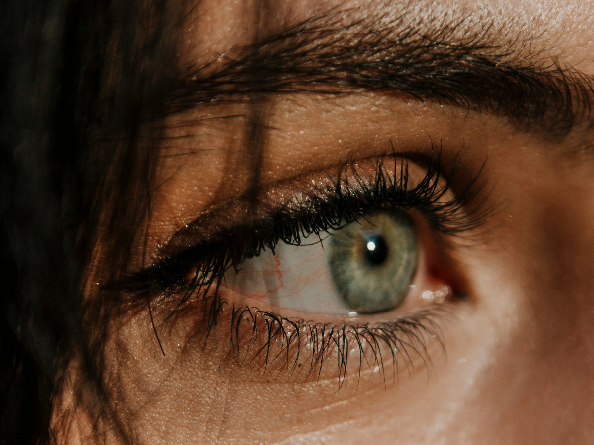 Frau mit bester Mascara für Schlupflider