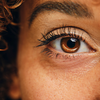 Kein Eingriff nötig: Mit dieser schnellen 3-Minuten-Methode wirken die Augen sofort wacher