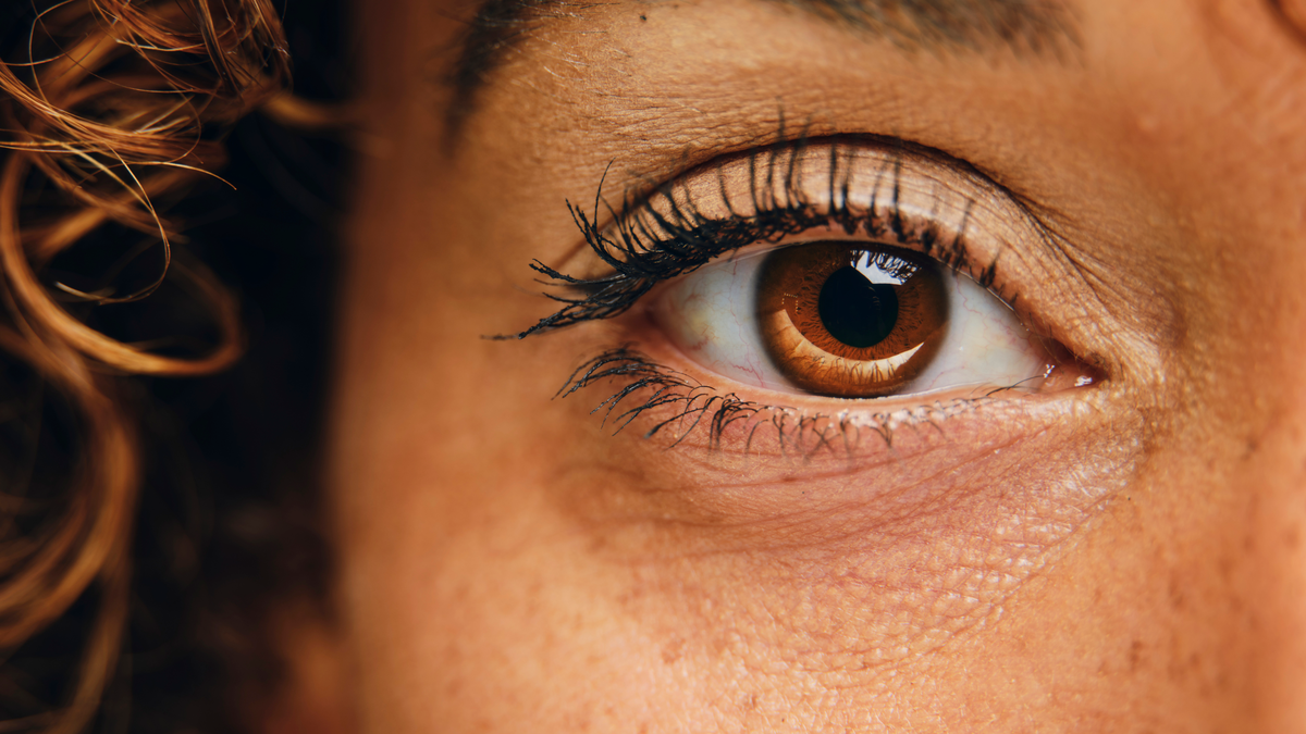 Kein Eingriff nötig: Mit dieser schnellen 3-Minuten-Methode wirken die Augen sofort wacher
