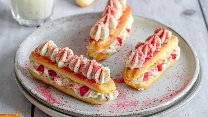 Feines vom Land: So backen Sie Eclairs mit Erdbeer-Pistaziencreme in Landfrauen-Qualität