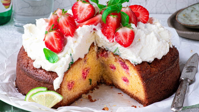 Fruchtig trifft herb: Rezept für saftigen Erdbeer-Rührkuchen mit Basilikumcreme