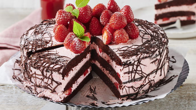 Das unschlagbare Sommer-Duo: Himmlisch cremige Erdbeer-Schoko-Torte zum Verlieben