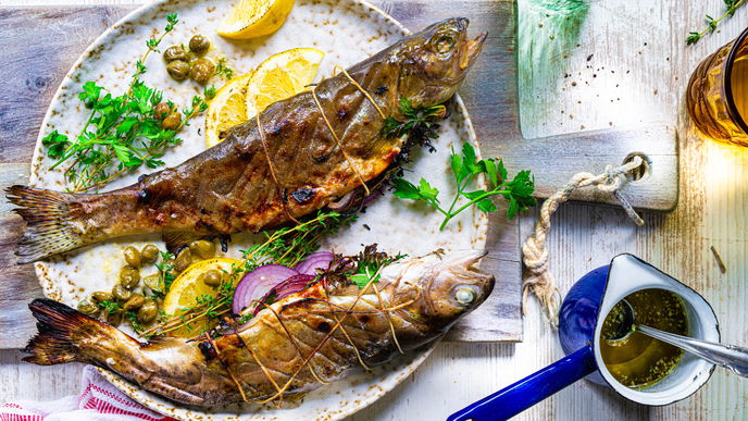 Grillen wie im Urlaub: Forelle mit aromatischer Kapern-Thymianbutter ganz einfach selbst machen