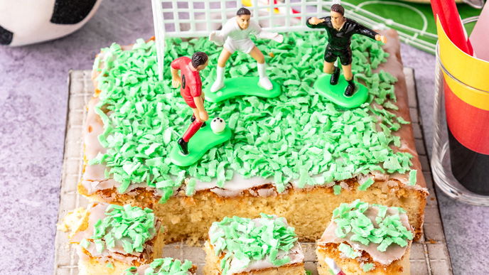 Süße WM-Snacks: Unser leckeres Rezept für Zitronen-Blondies im Fußballrasen-Look
