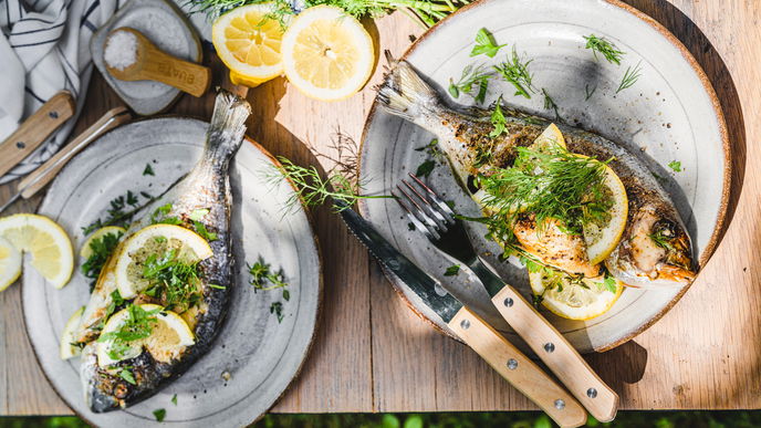 Urlaubsfeeling vom Rost: Unser Rezept für die gegrillte Dorade mit frischen Gartenkräutern