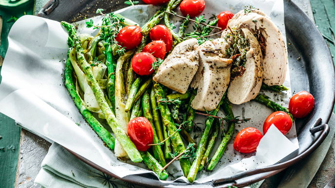 In nur 35 Minuten: Unser Rezept für den grünen Spargel mit gefüllter Hähnchenbrust gelingt immer