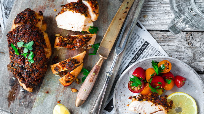 Mediterraner Grillgenuss: Das Rezept für saftiges Hähnchenfilet mit Olivenkruste