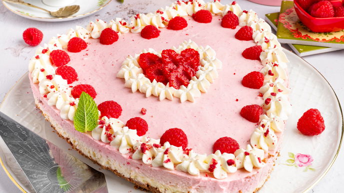 Zum Muttertag 2026: Unser Rezept für das Himbeer-Cheesecake-Herz ist fast zu schön, um es zu essen