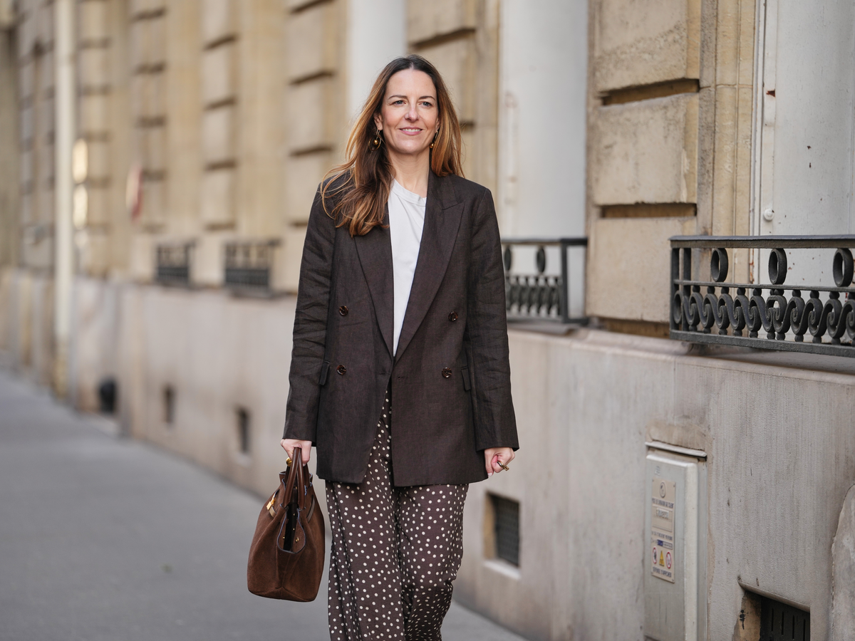 Alba Garavito Torre trägt einen Blazer und eine Hose mit Gummizug