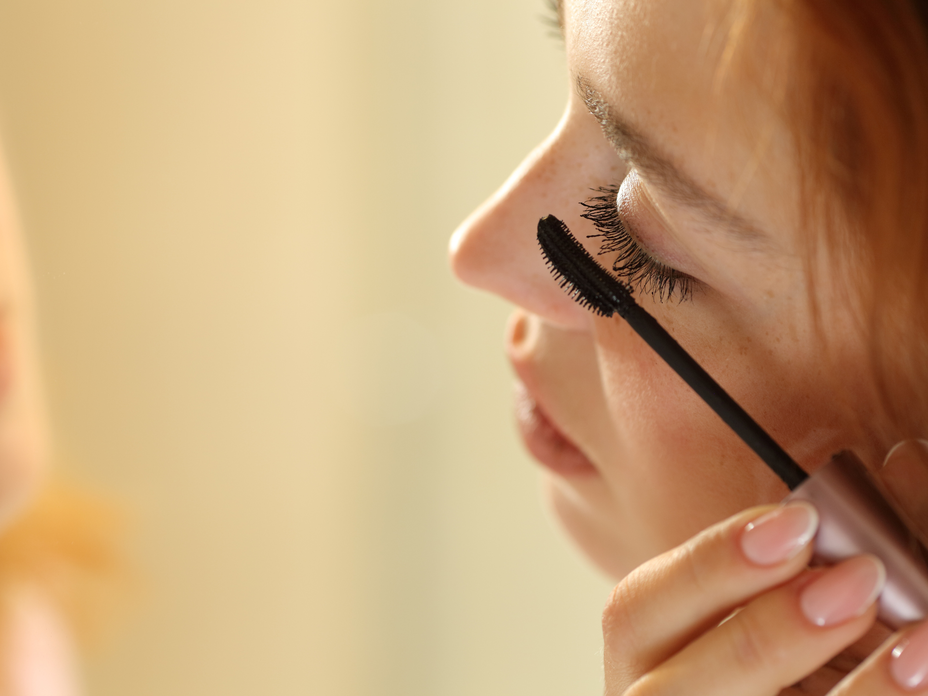 Frau trägt Hyaluron-Mascara auf