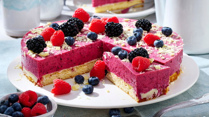 Die leichte Alternative: Warum dieser Joghurt-Käsekuchen mit Beeren die perfekte Wahl für warme Tage ist