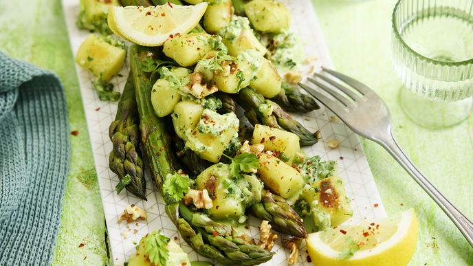 Spargelzeit genießen: Unser einfaches Rezept für Kräuter-Gnocchi mit Ofenspargel & Nüssen