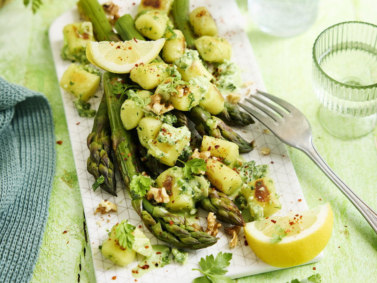 Kräuter-Gnocchi mit Ofenspargel