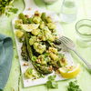 Spargelzeit genießen: Unser einfaches Rezept für Kräuter-Gnocchi mit Ofenspargel & Nüssen