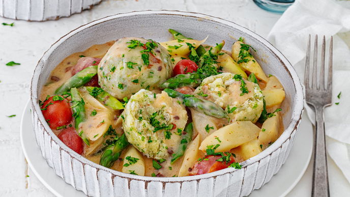 Tradition trifft Saison: Rezept für bayerische Kräuter-Semmelknödel mit cremigem Spargelragout