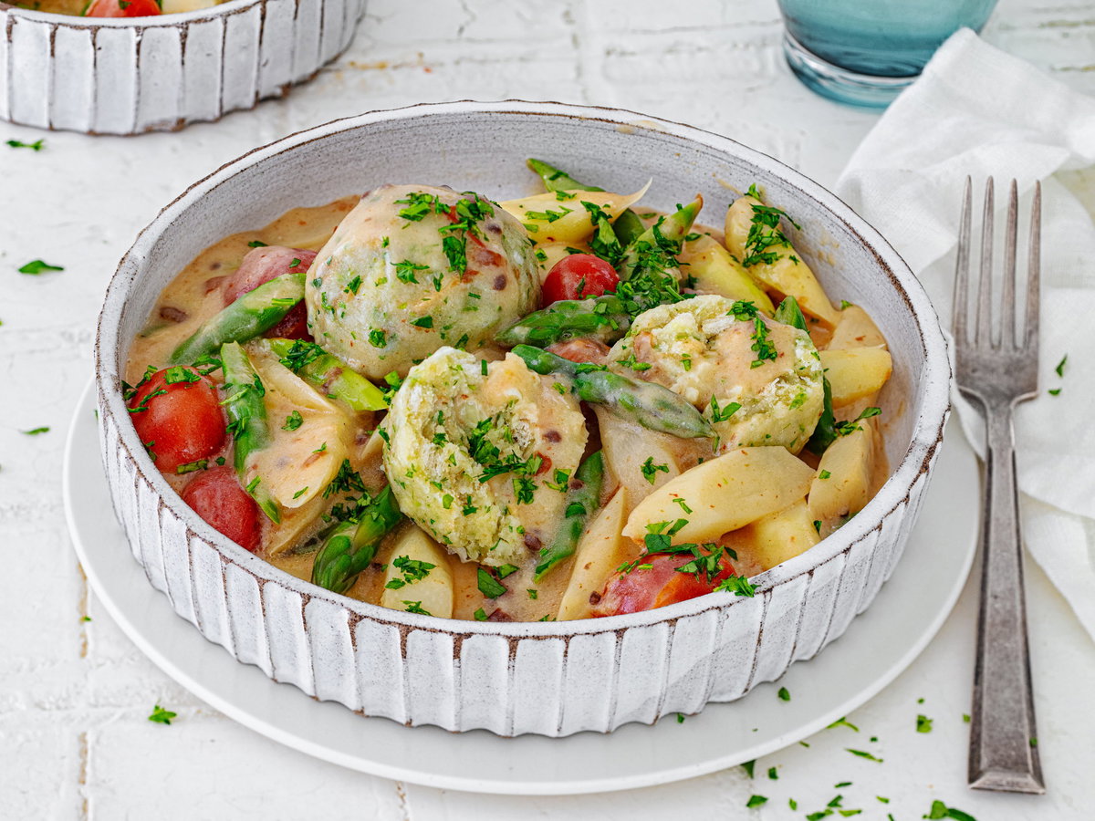 Kräuter-Semmelknödel mit Spargelragout
