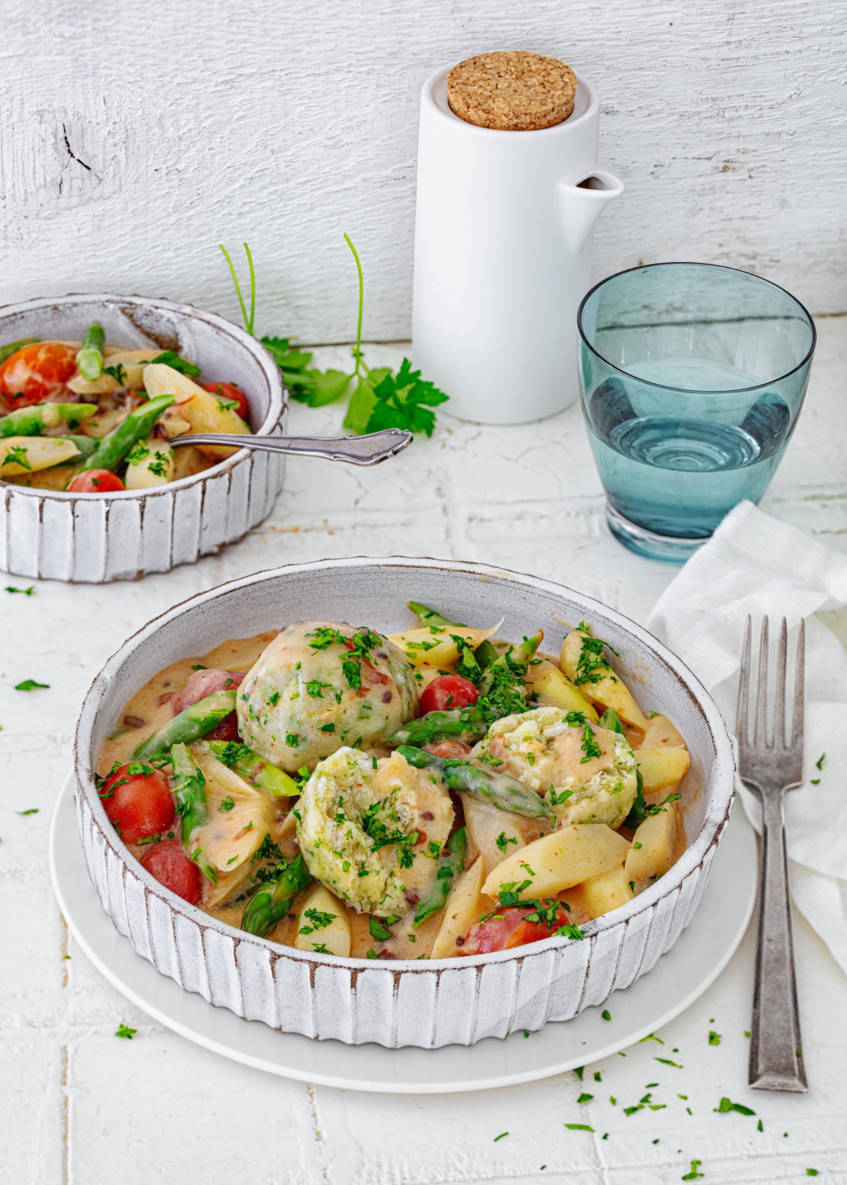 Kräuter-Semmelknödel mit Spargelragout