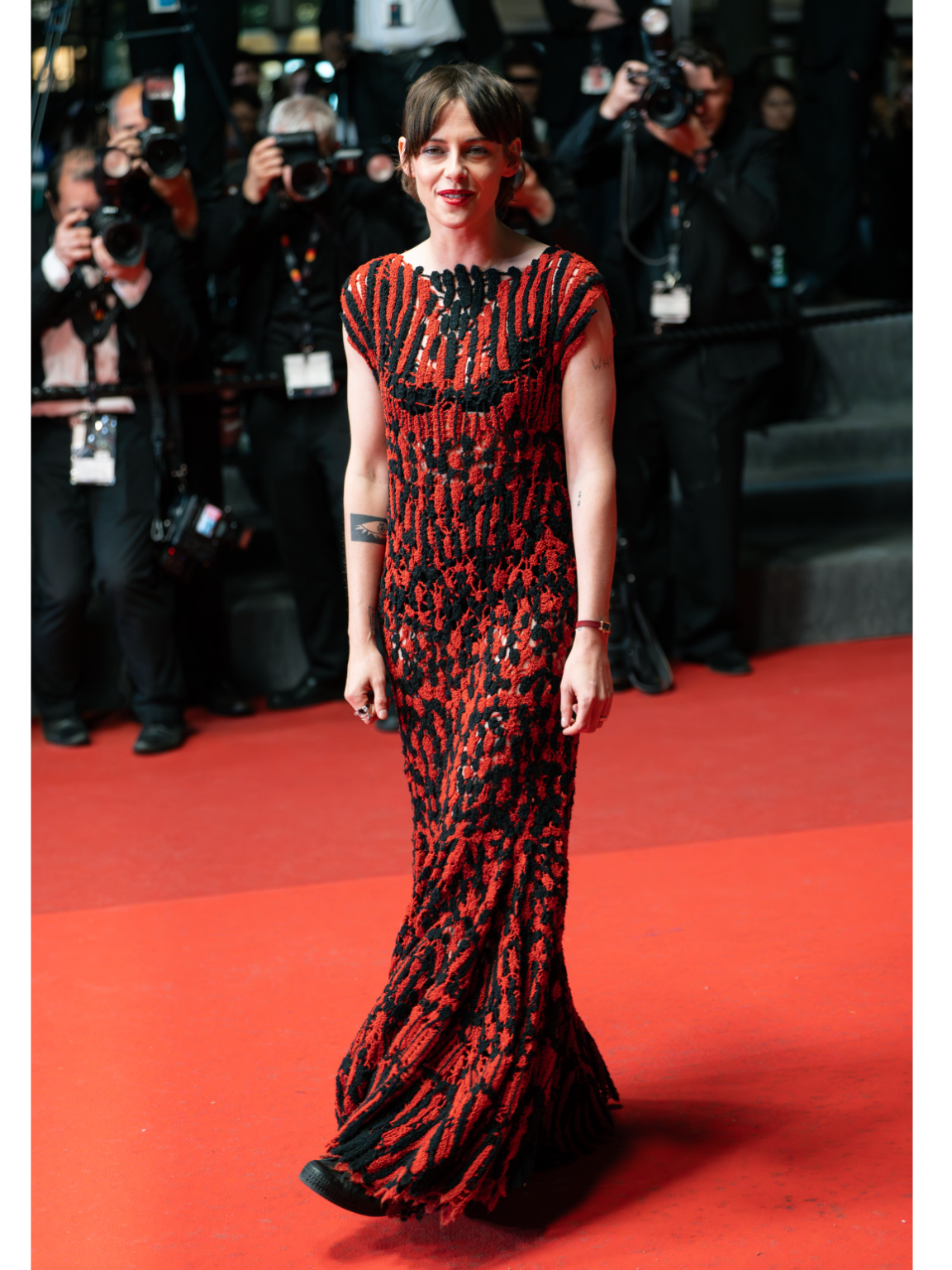 Kristen Stewart trägt beim Cannes Filmfestival Sneaker zum Chanel-Kleid