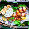 Lachs-Paprika-Spieße mit Tsatsiki: Das schnelle Rezept für ein leichtes & gesundes Grill-Menü