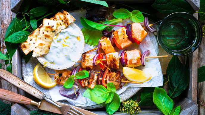 Lachs-Paprika-Spieße mit Tsatsiki: Das schnelle Rezept für ein leichtes & gesundes Grill-Menü