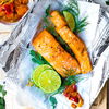 Gegrillter Lachs mit Limette & Kräutern: So saftig gelingt Ihnen der Fisch vom Rost – in Zeitungspapier