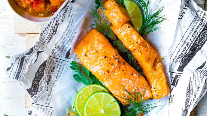 Gegrillter Lachs mit Limette & Kräutern: So saftig gelingt Ihnen der Fisch vom Rost – in Zeitungspapier