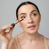 Laut Expertin: Dieser 60-Sekunden-Mascara-Trick hebt Schlupflider sofort an