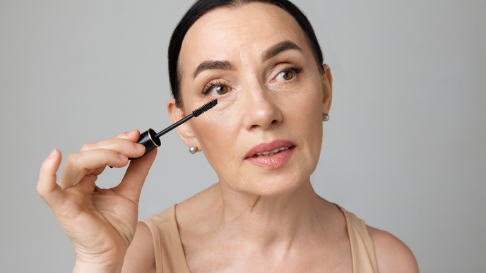Laut Expertin: Dieser 60-Sekunden-Mascara-Trick hebt Schlupflider sofort an