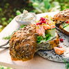Pulled Lachs-Burger mit Gurke & Granatapfel: So modern und leicht grillen wir diesen Sommer